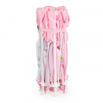 Η φωτογραφία δείχνει Το Playbox της Cangaroo είναι ένα εξαγωνικό παρκοκρέβατο σχεδιασμένο με ιδιαίτερη έμφαση στην ασφάλεια και την άνεση των μικρών παιδιών.