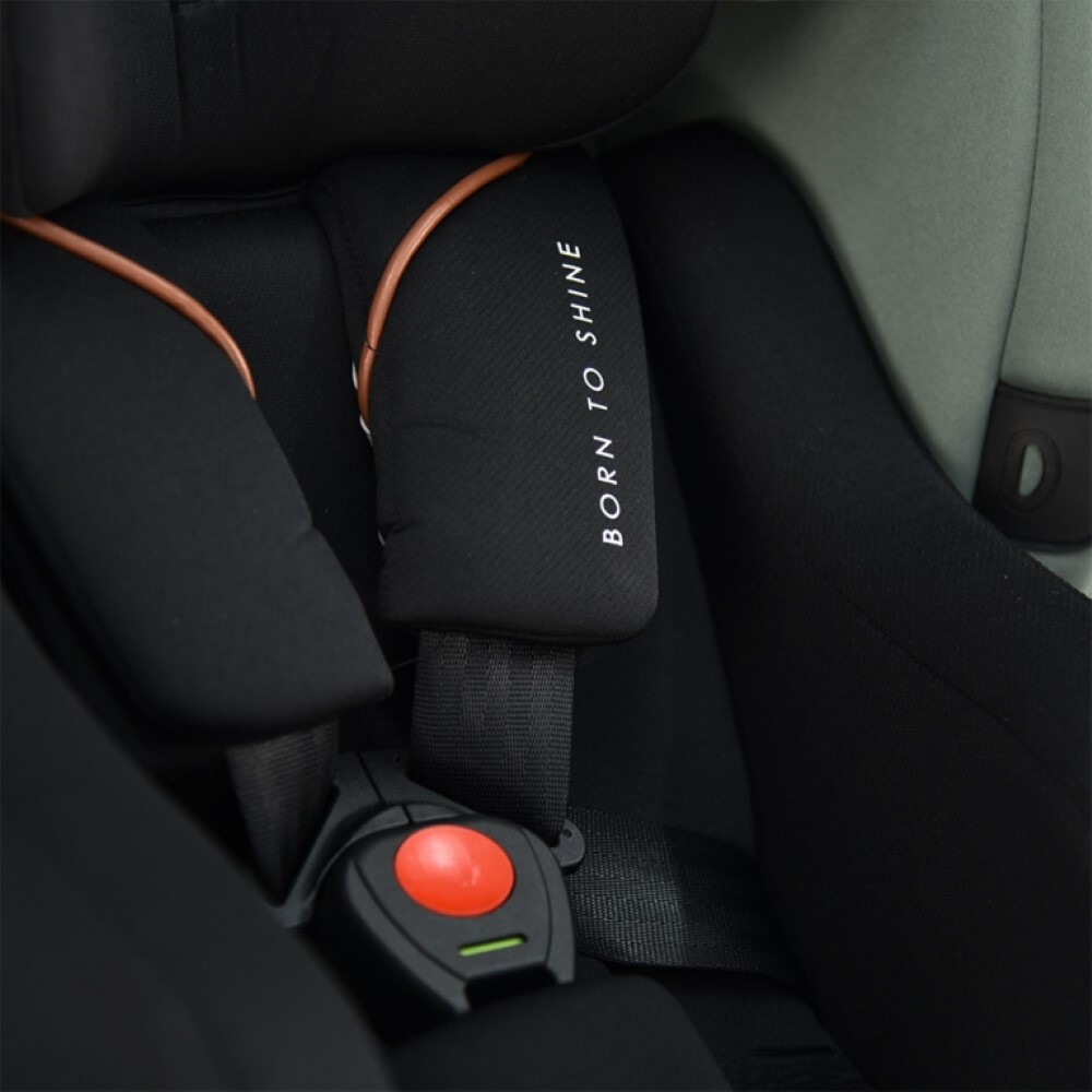 Η φωτογραφία δείχνει Το κάθισμα αυτοκινήτου i–Revo είναι ένα νέο κάθισμα της Bebe Stars, το οποίο ήρθε για να δώσει λύση σε κάθε σας διαδρομή με το μωράκι και το αυτοκίνητό σας σε καθημερινή βάση!Το i–Revo είναι σχεδιασμένο για παιδιά 40 έως 150 cm ύψους, διαθέτοντας επαρκή χώρο και προσφέροντας άνε