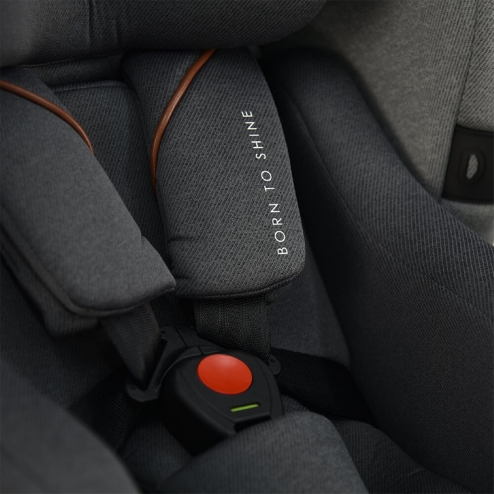 Το κάθισμα αυτοκινήτου i–Revo είναι ένα νέο κάθισμα της Bebe Stars, το οποίο ήρθε για να δώσει λύση σε κάθε σας διαδρομή με το μωράκι και το αυτοκίνητό σας σε καθημερινή βάση!Το i–Revo είναι σχεδιασμένο για παιδιά 40 έως 150 cm ύψους, διαθέτοντας επαρκή χώρο και προσφέροντας άνεση και ασφάλεια για τ