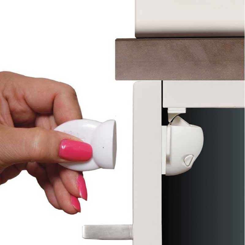 Ασφάλεια DreamBaby Μαγνητική 2 τμχ & ΚλειδίΚλειδαριά υψηλής αντοχήςΤα έπιπλα παραμένουν άθικτα από την επαφή με την ασφάλειαΙδανικό για ντουλάπια και συρτάρια&nbsp;Διαστάσεις συσκευασίας 20,2 * 9,8 * 0,8 cm