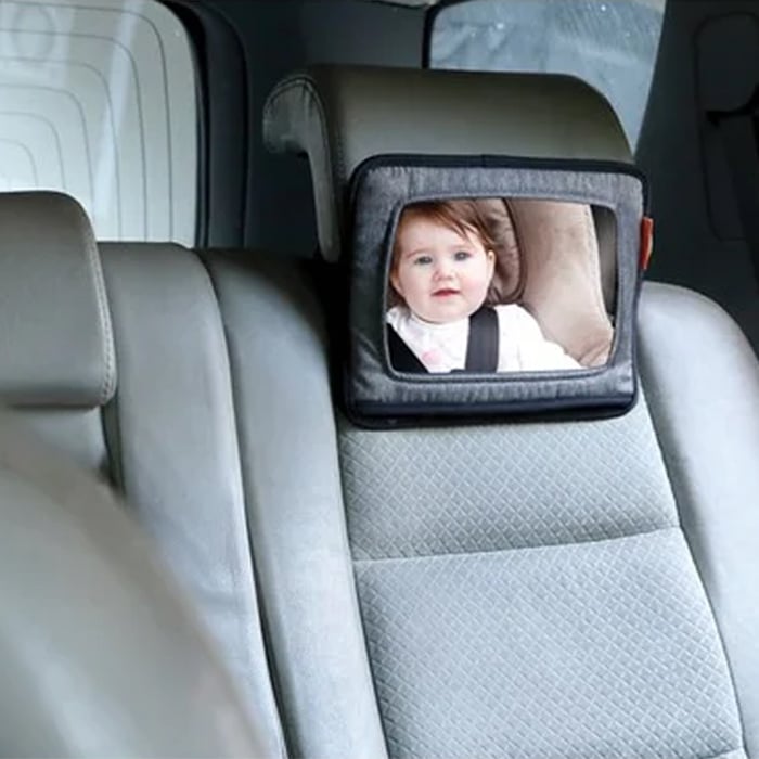 Η φωτογραφία δείχνει Στήριγμα Tablet & Καθρέφτης Αυτοκινήτου Grey DreamBabyΚαθρέφτης πίσω καθίσματος&nbsp; και θήκη για iPad / TabletΤαιριάζει στα περισσότερα προσκέφαλα και ασφαλίζει με ιμάντα.