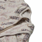 Η φωτογραφία δείχνει Σιγουρευτείτε ότι το παιδί σας παραμένει ζεστό όλη την νύχτα με τον υπνόσακο της Bebe Stars!Το 100% ελαστικό βαμβακερό αναπνεώμενο και αντιβακτιριδιακό ύφασμα δίνει&nbsp; στο μωρό σας την άνεση&nbsp; και την προστασία που χρειάζεται.