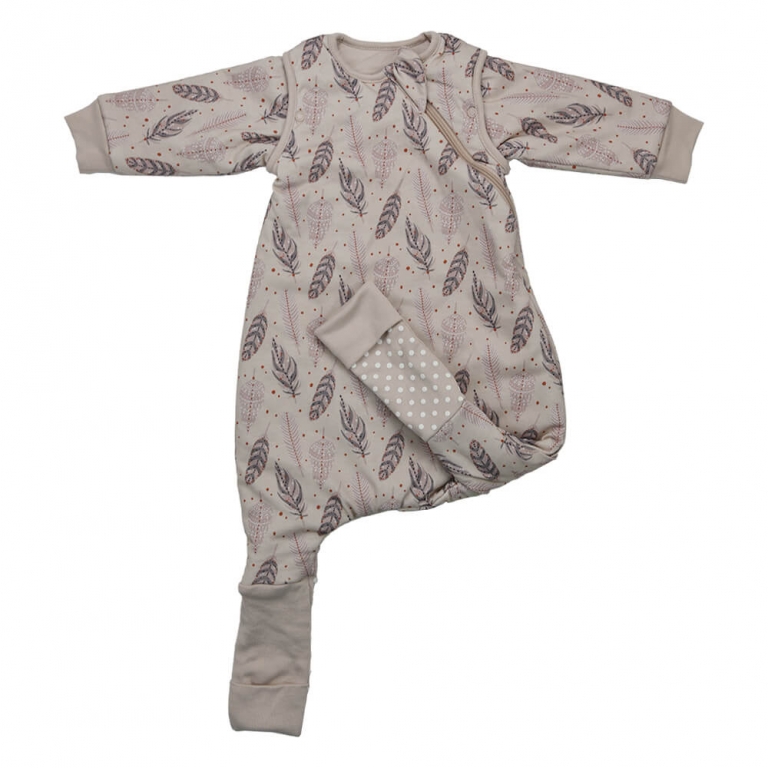 Η φωτογραφία δείχνει Σιγουρευτείτε ότι το παιδί σας παραμένει ζεστό όλη την νύχτα με τον υπνόσακο της Bebe Stars!Το 100% ελαστικό βαμβακερό αναπνεώμενο και αντιβακτιριδιακό ύφασμα δίνει&nbsp; στο μωρό σας την άνεση&nbsp; και την προστασία που χρειάζεται.