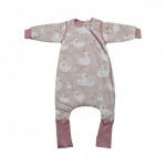 Η φωτογραφία δείχνει Σιγουρευτείτε ότι το παιδί σας παραμένει ζεστό όλη την νύχτα με τον υπνόσακο της Bebe Stars!Το 100% ελαστικό βαμβακερό αναπνεώμενο και αντιβακτιριδιακό ύφασμα δίνει&nbsp; στο μωρό σας την άνεση&nbsp; και την προστασία που χρειάζεται.