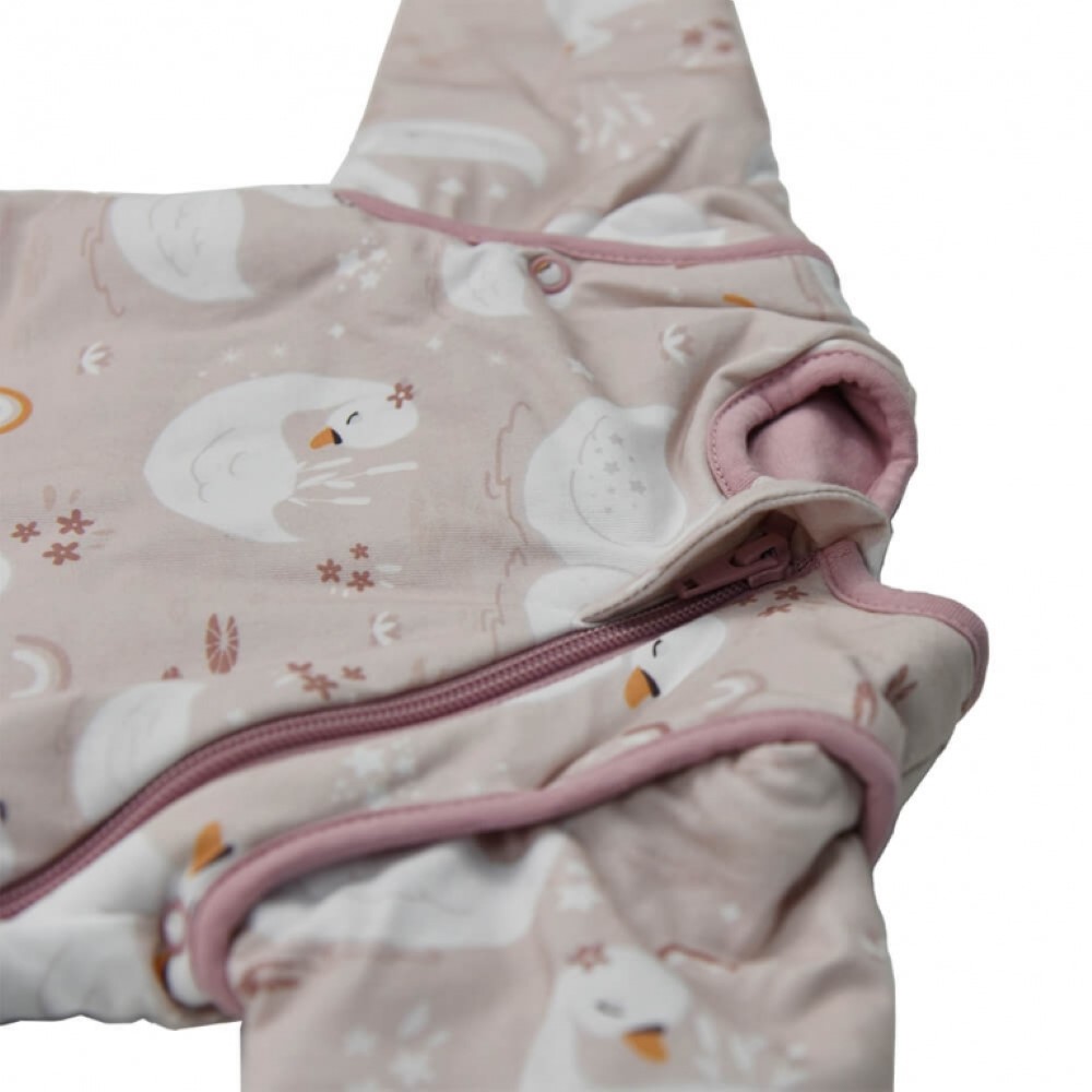 Η φωτογραφία δείχνει Σιγουρευτείτε ότι το παιδί σας παραμένει ζεστό όλη την νύχτα με τον υπνόσακο της Bebe Stars!Το 100% ελαστικό βαμβακερό αναπνεώμενο και αντιβακτιριδιακό ύφασμα δίνει&nbsp; στο μωρό σας την άνεση&nbsp; και την προστασία που χρειάζεται.