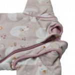 Η φωτογραφία δείχνει Σιγουρευτείτε ότι το παιδί σας παραμένει ζεστό όλη την νύχτα με τον υπνόσακο της Bebe Stars!Το 100% ελαστικό βαμβακερό αναπνεώμενο και αντιβακτιριδιακό ύφασμα δίνει&nbsp; στο μωρό σας την άνεση&nbsp; και την προστασία που χρειάζεται.