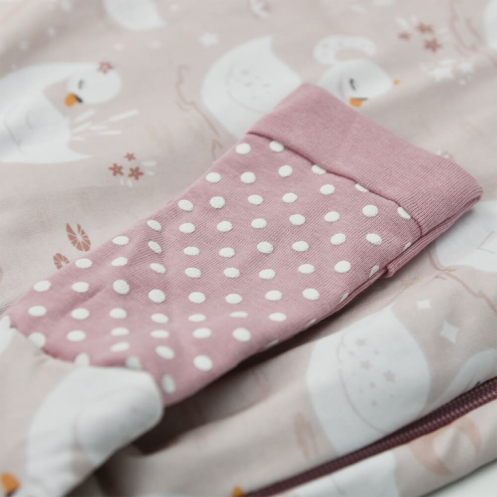 Η φωτογραφία δείχνει Σιγουρευτείτε ότι το παιδί σας παραμένει ζεστό όλη την νύχτα με τον υπνόσακο της Bebe Stars!Το 100% ελαστικό βαμβακερό αναπνεώμενο και αντιβακτιριδιακό ύφασμα δίνει&nbsp; στο μωρό σας την άνεση&nbsp; και την προστασία που χρειάζεται.