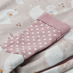 Η φωτογραφία δείχνει Σιγουρευτείτε ότι το παιδί σας παραμένει ζεστό όλη την νύχτα με τον υπνόσακο της Bebe Stars!Το 100% ελαστικό βαμβακερό αναπνεώμενο και αντιβακτιριδιακό ύφασμα δίνει&nbsp; στο μωρό σας την άνεση&nbsp; και την προστασία που χρειάζεται.