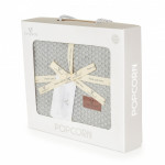 Η φωτογραφία δείχνει Πλεκτή παιδική κουβέρτα, διαστάσεων 80x100 cm, κατασκευασμένη από φυσικά υλικά - 50% μπαμπού και 50% βαμβάκι, παρέχοντας απαλότητα και άνεση.