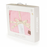 Η φωτογραφία δείχνει Πλεκτή παιδική κουβέρτα, διαστάσεων 80x100 cm, κατασκευασμένη από φυσικά υλικά - 50% μπαμπού και 50% βαμβάκι, παρέχοντας απαλότητα και άνεση.