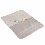 Η φωτογραφία δείχνει Αφράτη και ζεστή βρεφική κουβέρτα φλις, διαστάσεων 110 x 140 cm, κατασκευασμένη από 100% πολυεστέρα.