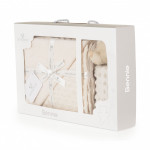 Η φωτογραφία δείχνει Βρεφική κουβέρτα αγκαλιάς με βελούδινη υφή, διαστάσεων 75x100 cm, κατασκευασμένη από 100% μαλακό πολυεστέρα, η οποία είναι ευχάριστη στην αφή και προσφέρει μια ανακουφιστική αίσθηση.