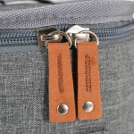 Η φωτογραφία δείχνει Η τσάντα αξεσουάρ “Ariela” είναι κατάλληλη για όλα τα σημαντικά αξεσουάρ που χρειάζονται για το παιδί σας.