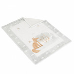 Η φωτογραφία δείχνει Βρεφική κουβέρτα διπλής όψης με χαριτωμένο σχέδιο δάσους σε απαλούς παστέλ τόνους.