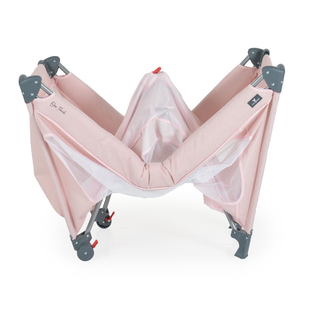 Το πτυσσόμενο παρκοκρέβατο One touch ξεχωρίζει με την εξαιρετικά εύκολη και γρήγορη μέθοδο αναδίπλωσης με το ένα χέρι.