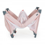 Το πτυσσόμενο παρκοκρέβατο One touch ξεχωρίζει με την εξαιρετικά εύκολη και γρήγορη μέθοδο αναδίπλωσης με το ένα χέρι.