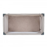 Η φωτογραφία δείχνει Το πτυσσόμενο παρκοκρέβατο One touch ξεχωρίζει με την εξαιρετικά εύκολη και γρήγορη μέθοδο αναδίπλωσης με το ένα χέρι.