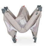 Η φωτογραφία δείχνει Το πτυσσόμενο παρκοκρέβατο One touch ξεχωρίζει με την εξαιρετικά εύκολη και γρήγορη μέθοδο αναδίπλωσης με το ένα χέρι.