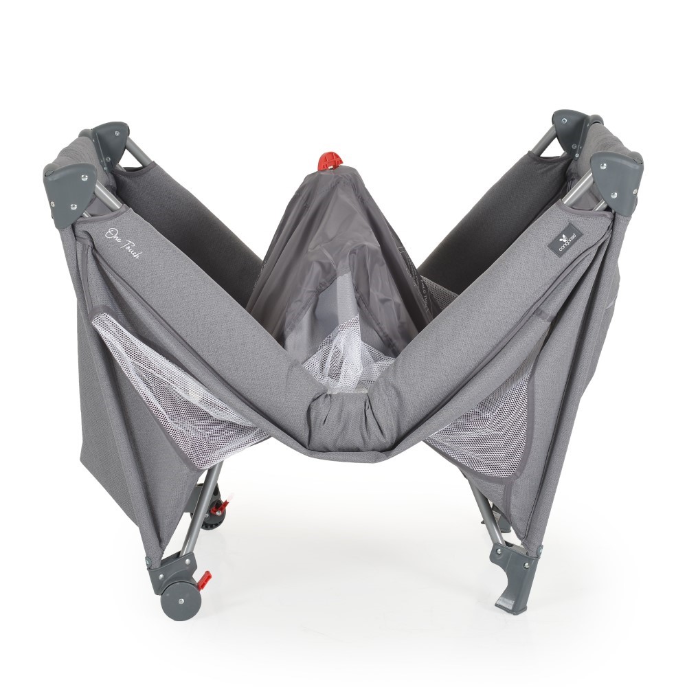 Η φωτογραφία δείχνει Το πτυσσόμενο παρκοκρέβατο One touch ξεχωρίζει με την εξαιρετικά εύκολη και γρήγορη μέθοδο αναδίπλωσης με το ένα χέρι.