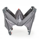 Η φωτογραφία δείχνει Το πτυσσόμενο παρκοκρέβατο One touch ξεχωρίζει με την εξαιρετικά εύκολη και γρήγορη μέθοδο αναδίπλωσης με το ένα χέρι.