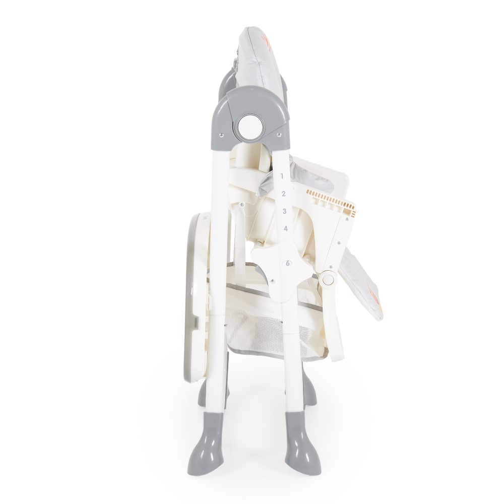 Η φωτογραφία δείχνει Είναι ένα παιδικό καρεκλάκι φαγητού με ζωηρό σχεδιασμό και μαλακά υφάσματα που θα κάνουν την ώρα του φαγητού απολαυστική! Μπορεί να προσαρμοστεί ακριβώς στις ανάγκες του παιδιού εξασφαλίζοντας άνεση.