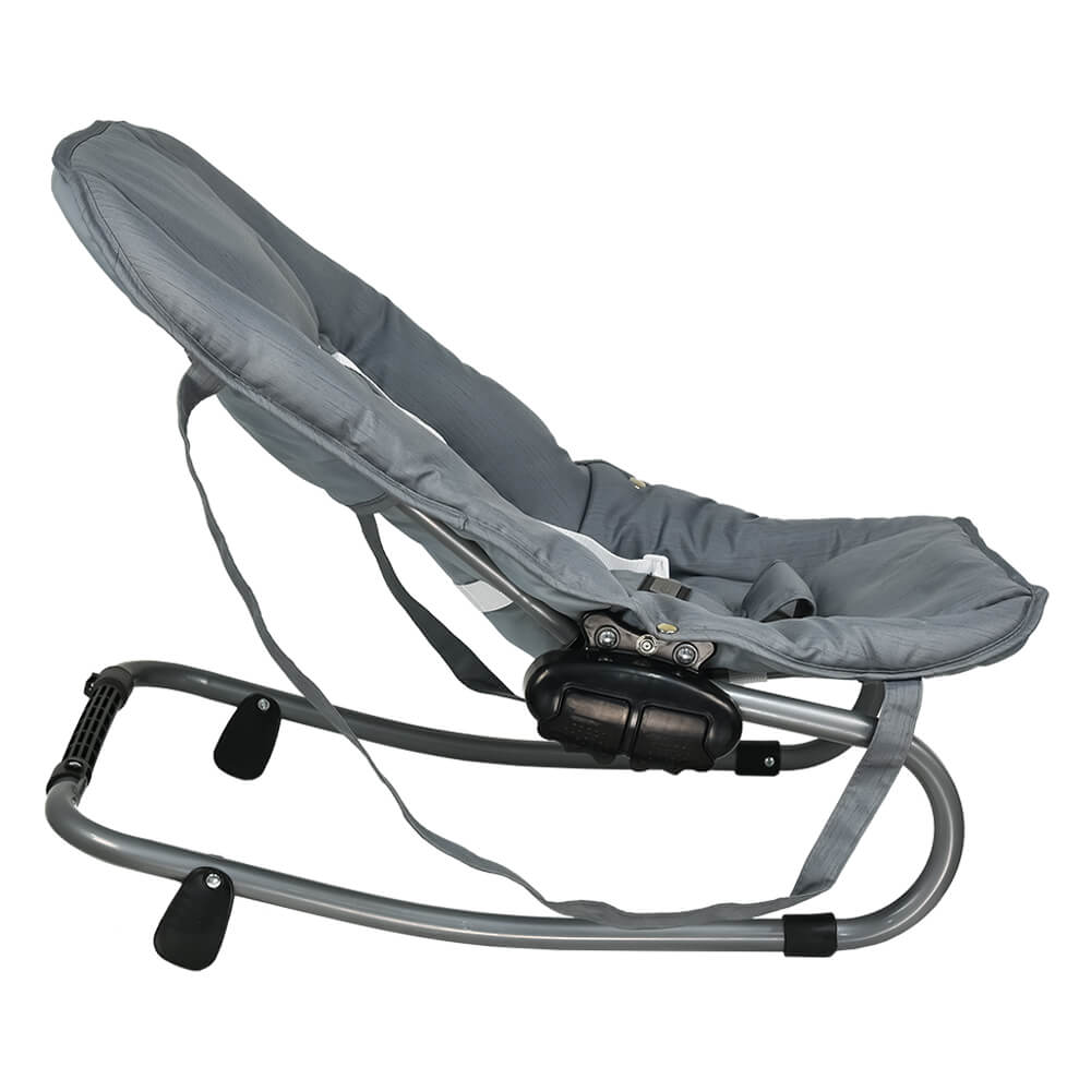 Η φωτογραφία δείχνει – Μοντέρνο ρηλάξ με ανατομική θέση, ιδανικό για νεογέννητα.