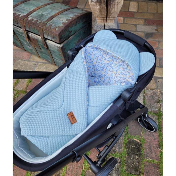 Η φωτογραφία δείχνει Κουβέρτα για Κάθισμα Αυτοκινήτου & Port Bebe Tesoro CosmicΧαρακτηριστικά:Κουβέρτα ΑγκαλιάςΔιπλής Όψης: 1η 100% Βαμβάκι, 2η 100% fleeceΕσωτερική επένδυση 100% πολυεστέραςΜε κατάλληλες εγκοπές για να προσαρμόζονται οι ζώνες 3 σημείων.