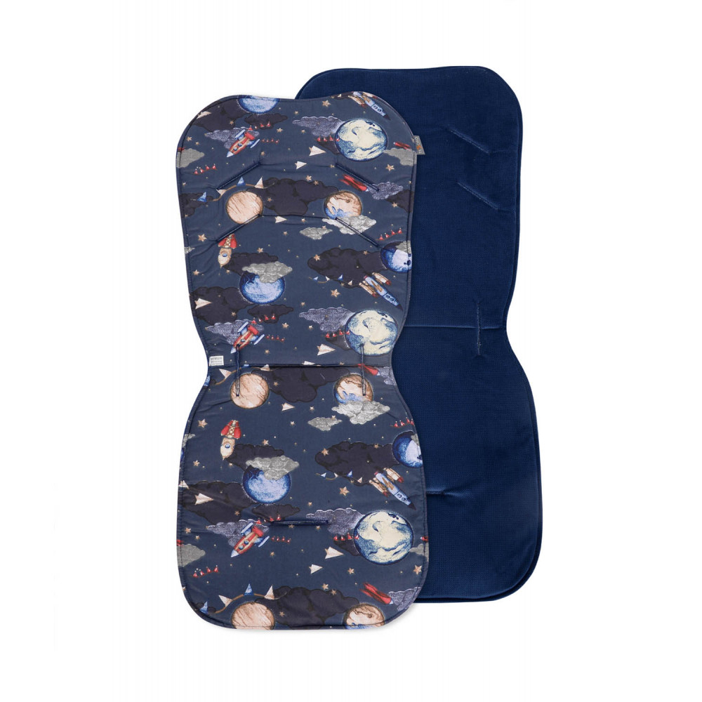 Η φωτογραφία δείχνει Κάλυμμα Καροτσιού TesoroΤο κάλυμμα του καροτσιού προστατεύει το λεπτό δέρμα του μωρού σας από τα συνθετικά υφάσματα του καροτσιού.