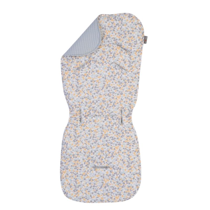 Η φωτογραφία δείχνει Κάλυμμα Καροτσιού TesoroΤο κάλυμμα του καροτσιού προστατεύει το λεπτό δέρμα του μωρού σας από τα συνθετικά υφάσματα του καροτσιού.