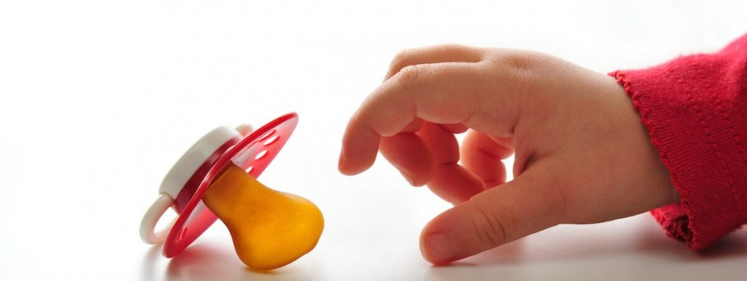 Πώς να κόψω την πιπίλα στο μωρό - 3 απλοί τρόποι.