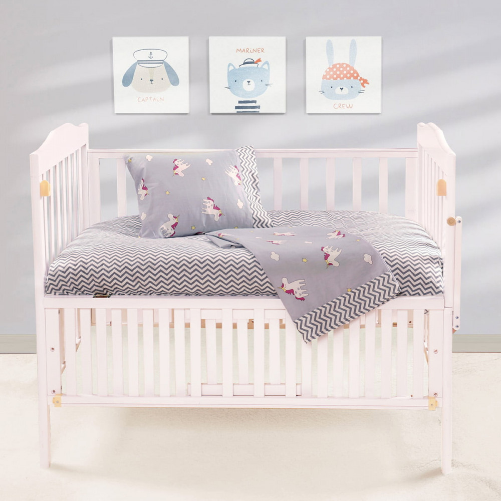 Βρεφικά σετ σεντόνια για κρεβατάκι κούνιας σε χαρούμενα σχέδια για μωρά! Το σετ περιλαμβάνει 1 τεμάχιο πανωσέντονο σε διάσταση 120x160, 1 τεμάχιο κατωσέντονο με λάστιχο σε διάσταση 70x140+15 και 1 τεμάχιο μαξιλαροθήκη σε διάσταση 35x45.