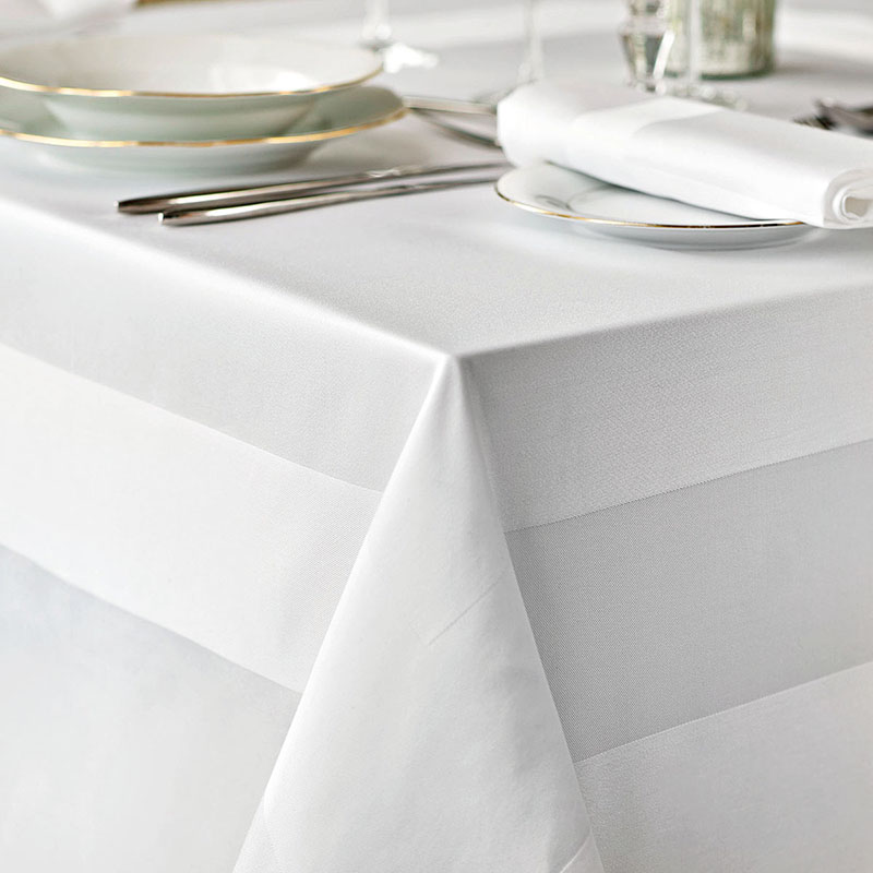 Εκλεπτυσμένο βαμβακερό ύφασμα με φαρδύ ζακάρ πλαίσιο.