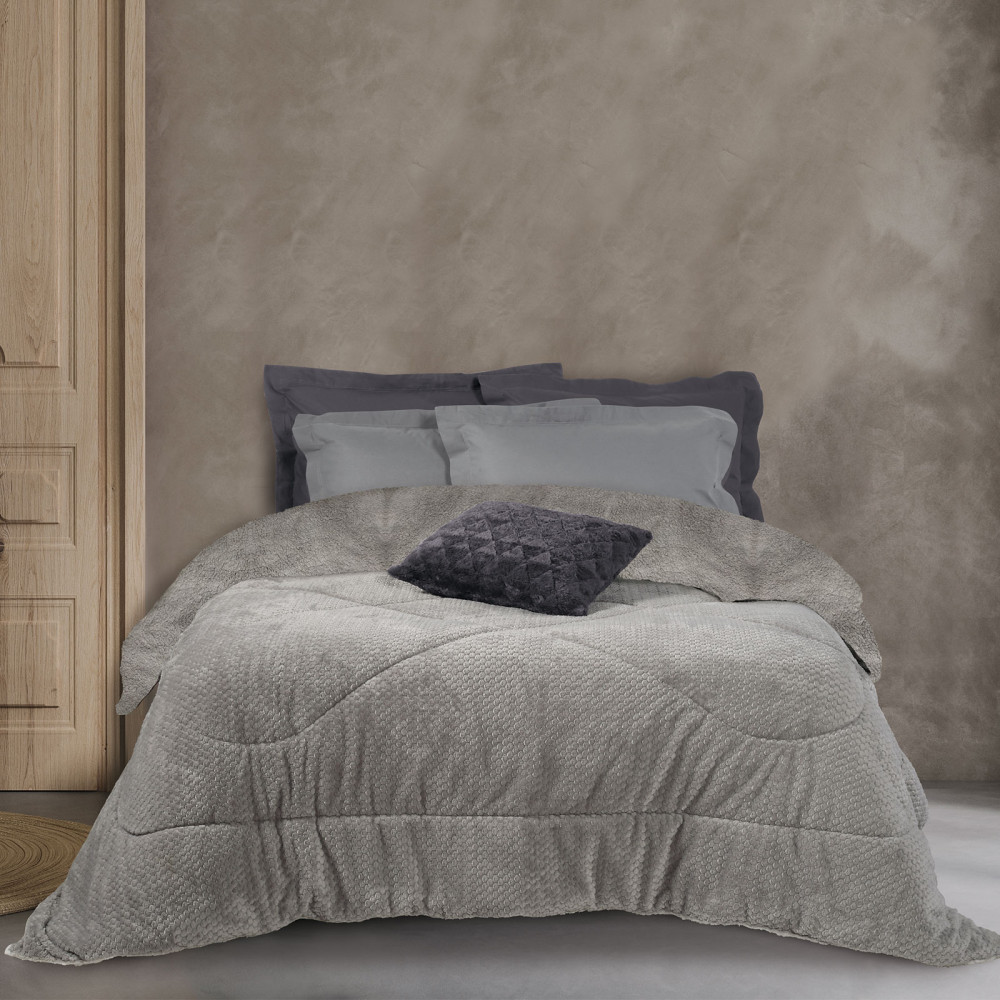 Κουβερτοπάπλωμα μονόχρωμο από ύφασμα βελουτέ με ανάγλυφο σχέδιο και γούνα sherpa.