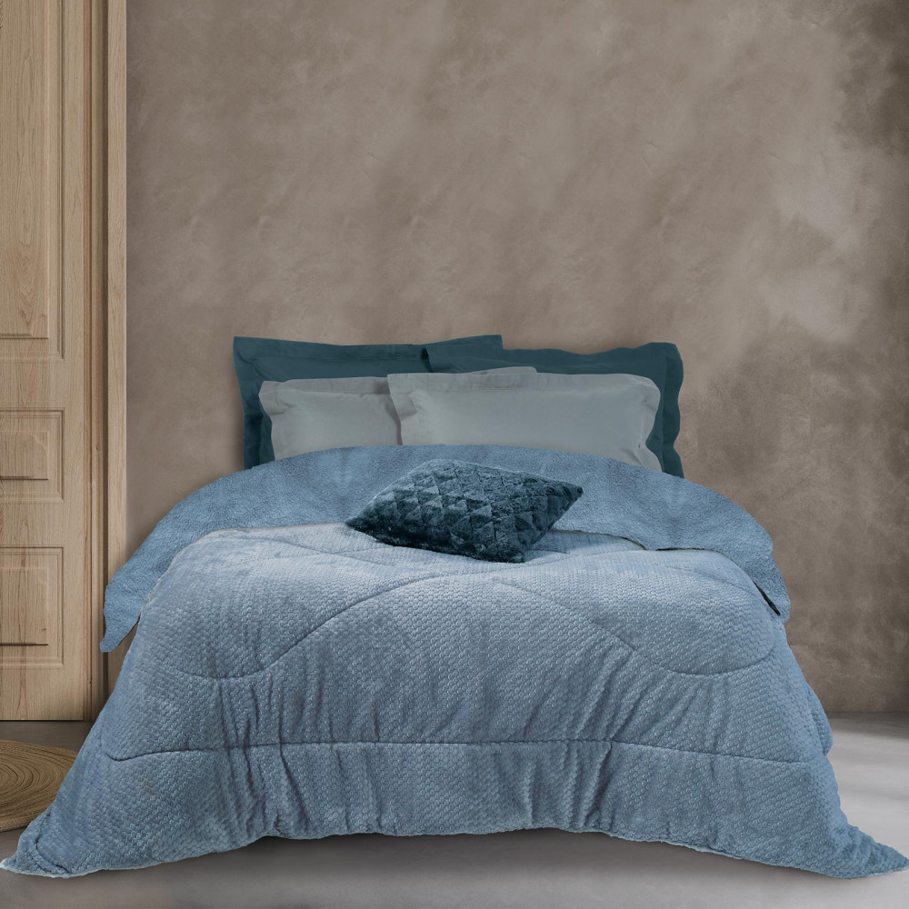 Κουβερτοπάπλωμα μονόχρωμο από ύφασμα βελουτέ με ανάγλυφο σχέδιο και γούνα sherpa.