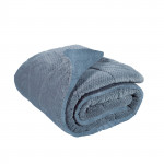 Κουβερτοπάπλωμα μονόχρωμο από ύφασμα βελουτέ με ανάγλυφο σχέδιο και γούνα sherpa.