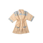 Μπουρνούζι με γιακά και λεπτομέρειες με όμορφες μαργαρίτες, με σχεδιασμένο μάκρος ως το γόνατο.