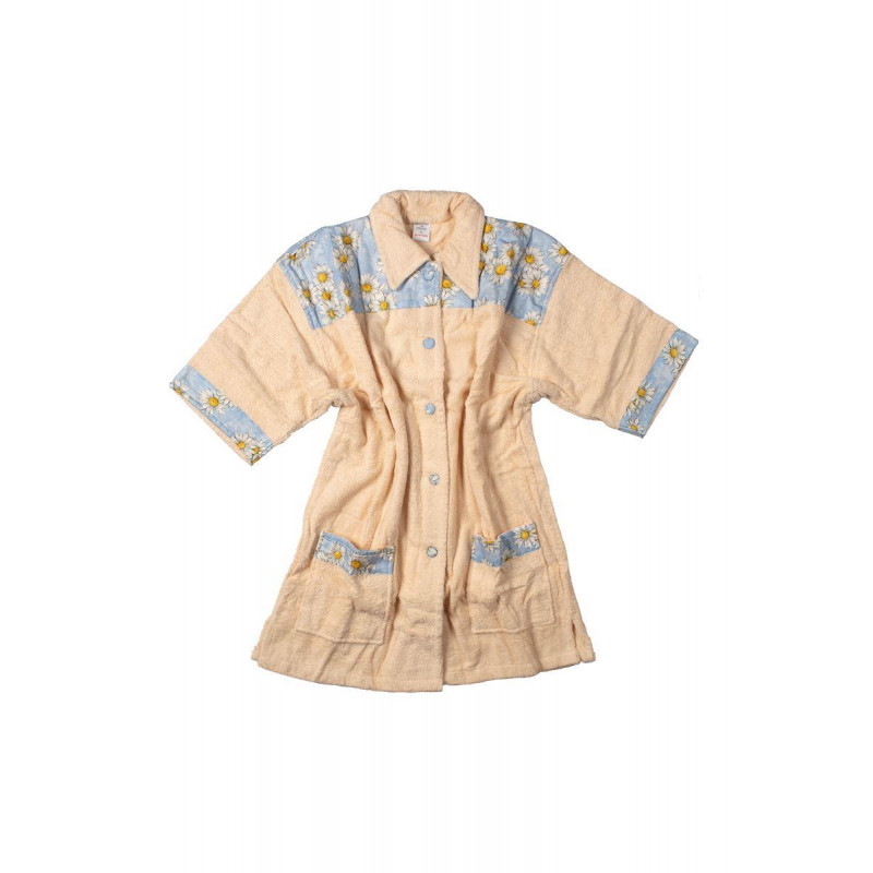 Μπουρνούζι με γιακά και λεπτομέρειες με όμορφες μαργαρίτες, με σχεδιασμένο μάκρος ως το γόνατο.