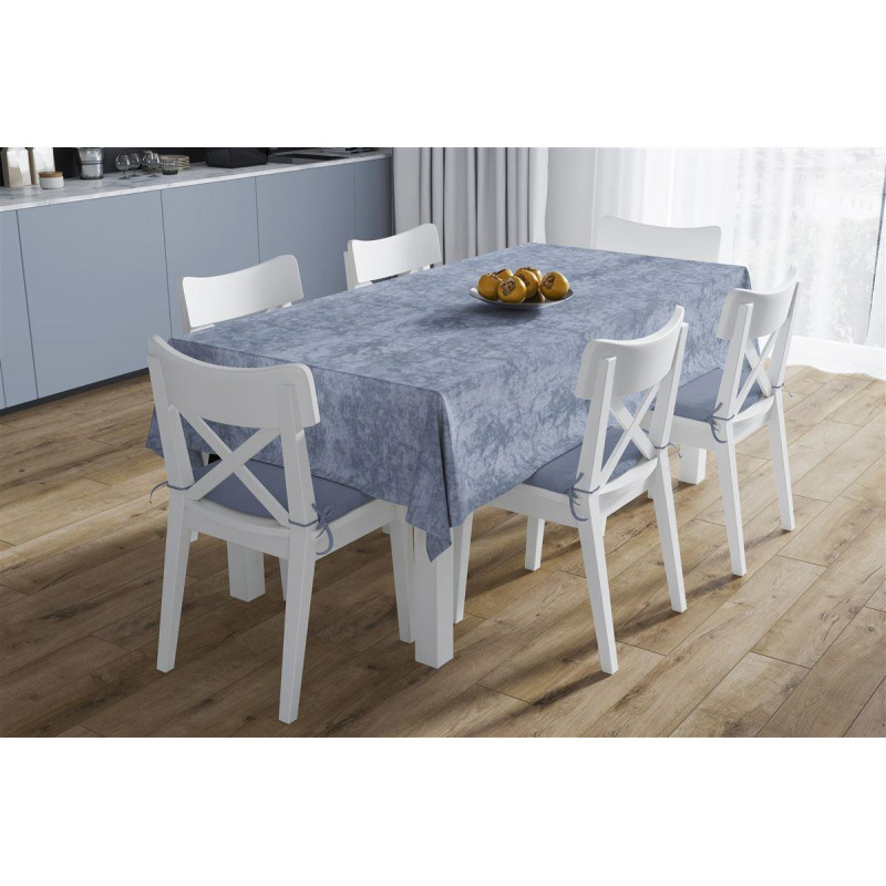 Η φωτογραφία δείχνει Σετ Αλέκιαστο τραπεζομάντηλο 140Χ140 cm και τραβέρσα 40Χ140 cm ύφανσης PANAMA με ειδικό φινίρισμα στα νήματα, που το καθιστά μαλακό και αδιάβροχο.