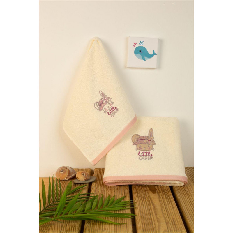 Η φωτογραφία δείχνει Σετ βρεφικές πετσέτες μπάνιου που περιέχει : 1 τεμάχιο πετσέτα χειρός διαστάσεων 30X50 cm και 1 τεμάχιο πετσέτα μπάνιου διαστάσεων 70X140 cm.