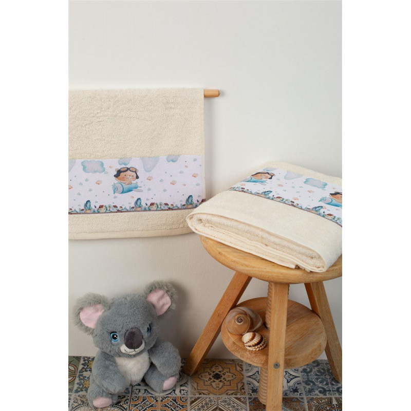 Η φωτογραφία δείχνει Σετ βρεφικές πετσέτες μπάνιου που περιέχει : 1 τεμάχιο πετσέτα χειρός διαστάσεων 30X50 cm και 1 τεμάχιο πετσέτα μπάνιου διαστάσεων 70X140 cm.