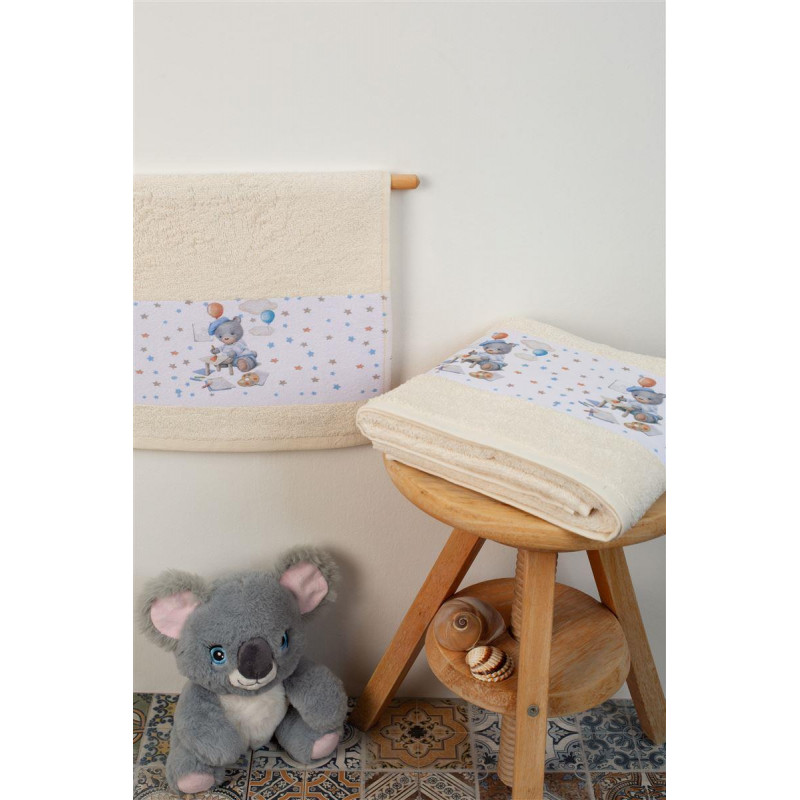 Η φωτογραφία δείχνει Σετ βρεφικές πετσέτες μπάνιου που περιέχει : 1 τεμάχιο πετσέτα χειρός διαστάσεων 30X50 cm και 1 τεμάχιο πετσέτα μπάνιου διαστάσεων 70X140 cm.