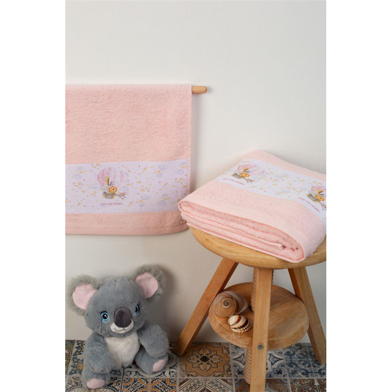 Η φωτογραφία δείχνει Σετ βρεφικές πετσέτες μπάνιου που περιέχει : 1 τεμάχιο πετσέτα χειρός διαστάσεων 30X50 cm και 1 τεμάχιο πετσέτα μπάνιου διαστάσεων 70X140 cm.