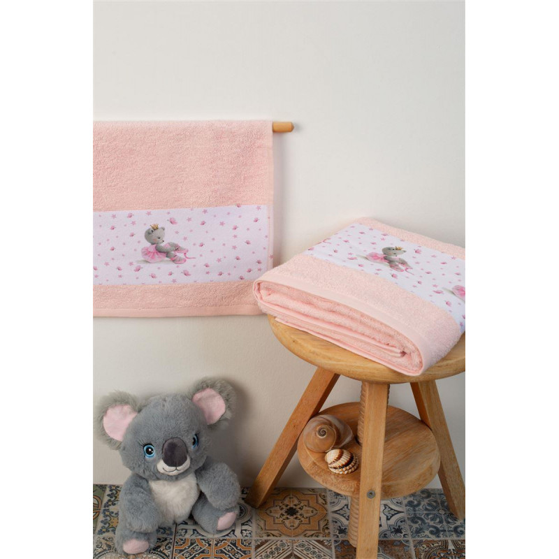 Η φωτογραφία δείχνει Σετ βρεφικές πετσέτες μπάνιου που περιέχει : 1 τεμάχιο πετσέτα χειρός διαστάσεων 30X50 cm και 1 τεμάχιο πετσέτα μπάνιου διαστάσεων 70X140 cm.