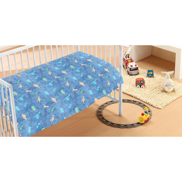 Η φωτογραφία δείχνει Κουβέρτα Fleece κούνιας εξαιρετικά απαλής υφής με σχέδια που φωσφορίζουν στο σκοτάδι, διαστάσεων 110X140 cm για να σκεπάζετε ζεστά το μωρό σας.