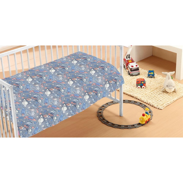 Η φωτογραφία δείχνει Κουβέρτα Fleece αγκαλιάς εξαιρετικά απαλής υφής με σχέδια που φωσφορίζουν στο σκοτάδι, διαστάσεων 70X110 cm για να αγκαλιάζετε ζεστά το μωρό σας.