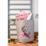 Η φωτογραφία δείχνει Υφασμάτινο καλάθι αποθήκευσης για την τακτοποίηση του παιδικού-βρεφικού δωματίου, διαστάσεων 50X30X45 cm και χωρητικότητας έως 32L με χρωματιστό σχέδιο ψηφιακής εκτύπωσης για να ομορφαίνει το δωμάτιο.