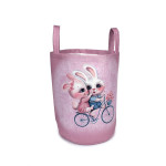 Η φωτογραφία δείχνει Υφασμάτινο καλάθι αποθήκευσης για την τακτοποίηση του παιδικού-βρεφικού δωματίου, διαστάσεων 50X30X45 cm και χωρητικότητας έως 32L με χρωματιστό σχέδιο ψηφιακής εκτύπωσης για να ομορφαίνει το δωμάτιο.