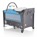 Κατάλληλο για χρήση από 0+ μηνών, έως 15kgΣταθερό παρκοκρέβατο 2 επιπέδων (το 2ο επίπεδο κατάλληλο για ηλικία από 0-6 μηνών)Το 2ο επίπεδο κουμπώνει με φερμουάρΑλλαξιέραΤέντα με 3 παιχνίδιαΠλαϊνή είσοδος με φερμουάρΤσάντα μεταφοράςΣτρώμα με πάχος 1.