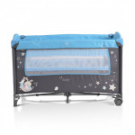 Κατάλληλο για χρήση από 0+ μηνών, έως 15kgΣταθερό παρκοκρέβατο 2 επιπέδων (το 2ο επίπεδο κατάλληλο για ηλικία από 0-6 μηνών)Το 2ο επίπεδο κουμπώνει με φερμουάρΑλλαξιέραΤέντα με 3 παιχνίδιαΠλαϊνή είσοδος με φερμουάρΤσάντα μεταφοράςΣτρώμα με πάχος 1.