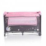 Κατάλληλο για χρήση από 0+ μηνών, έως 15kgΣταθερό παρκοκρέβατο 2 επιπέδων (το 2ο επίπεδο κατάλληλο για ηλικία από 0-6 μηνών)Το 2ο επίπεδο κουμπώνει με φερμουάρΑλλαξιέραΤέντα με 3 παιχνίδιαΠλαϊνή είσοδος με φερμουάρΤσάντα μεταφοράςΣτρώμα με πάχος 1.